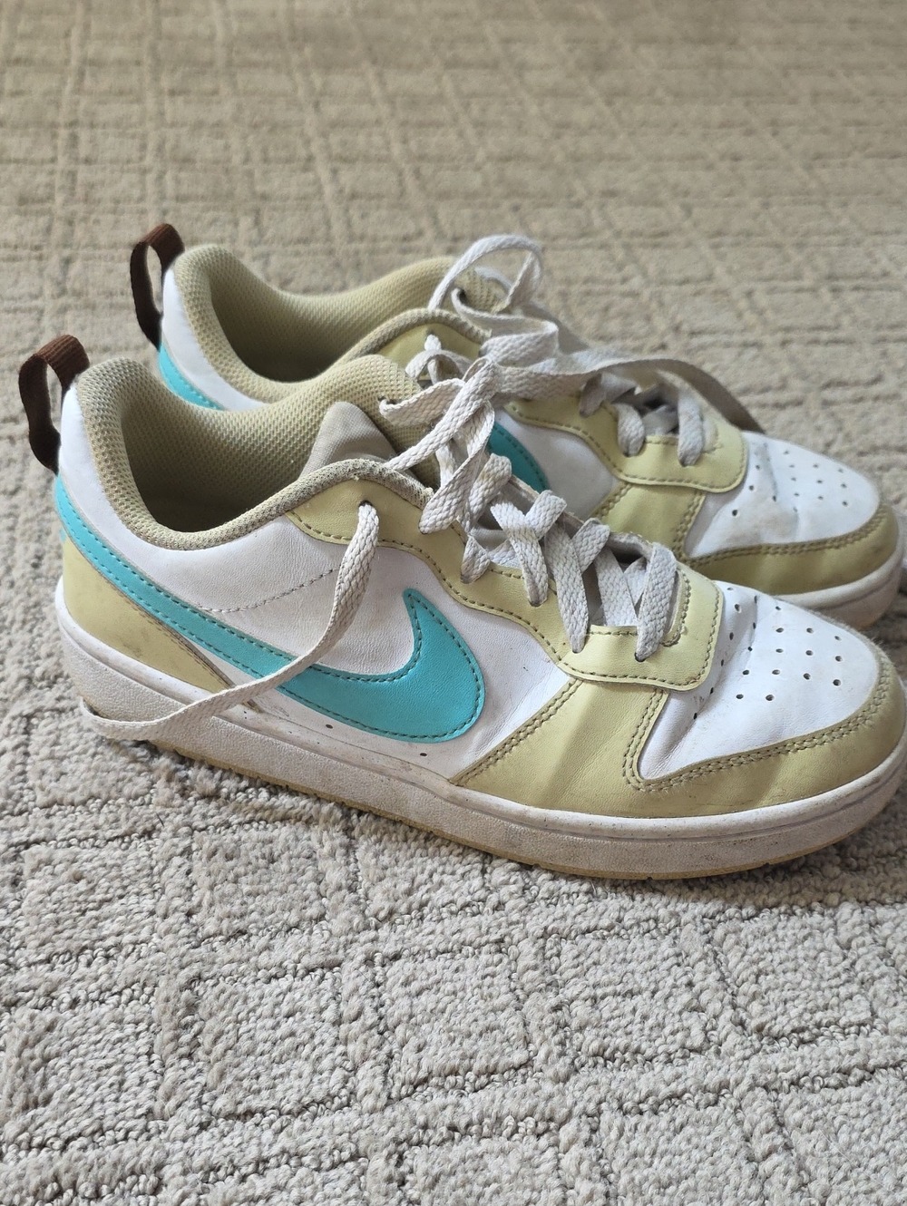 Nike Kids Low-Top Sneakers in White, Pale Yellow & Aqua